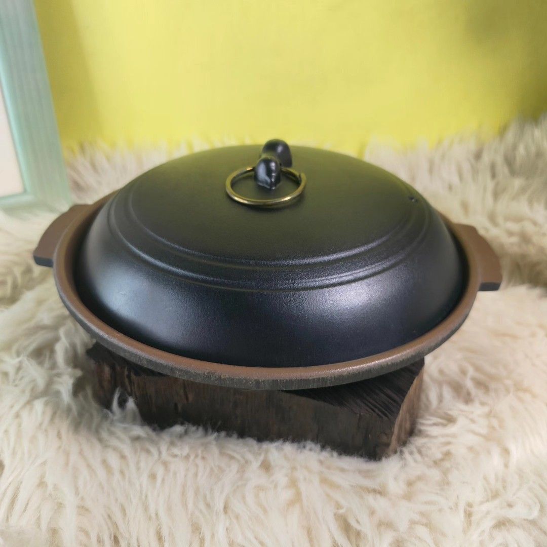 STONEWARE SIZZLING PLATE WITH LID (Category: Cookware & Accessories) located in Baao. Submitted by all.things.japan (Listing ID 1307782724, Image 1). Description: STONEWARE SIZZLING PLATE WITH LID VGC, with box and original packaging Minimal signs of use Diameter: 7.6 inches (handle excluded) Depth: 1.25 inches (lid excluded) MINE: P450.00 Add SF MOP: GCash/PNB/LBP/Palawanpay/Seabank Location: BICOL (Baao, Camarines Sur) Please note that colors m