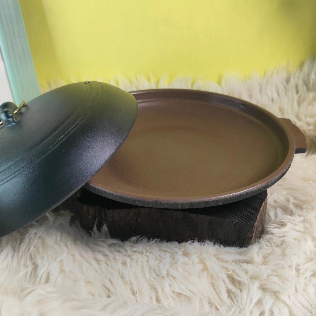STONEWARE SIZZLING PLATE WITH LID (Category: Cookware & Accessories) located in Baao. Submitted by all.things.japan (Listing ID 1307782724, Image 3). Description: STONEWARE SIZZLING PLATE WITH LID VGC, with box and original packaging Minimal signs of use Diameter: 7.6 inches (handle excluded) Depth: 1.25 inches (lid excluded) MINE: P450.00 Add SF MOP: GCash/PNB/LBP/Palawanpay/Seabank Location: BICOL (Baao, Camarines Sur) Please note that colors m