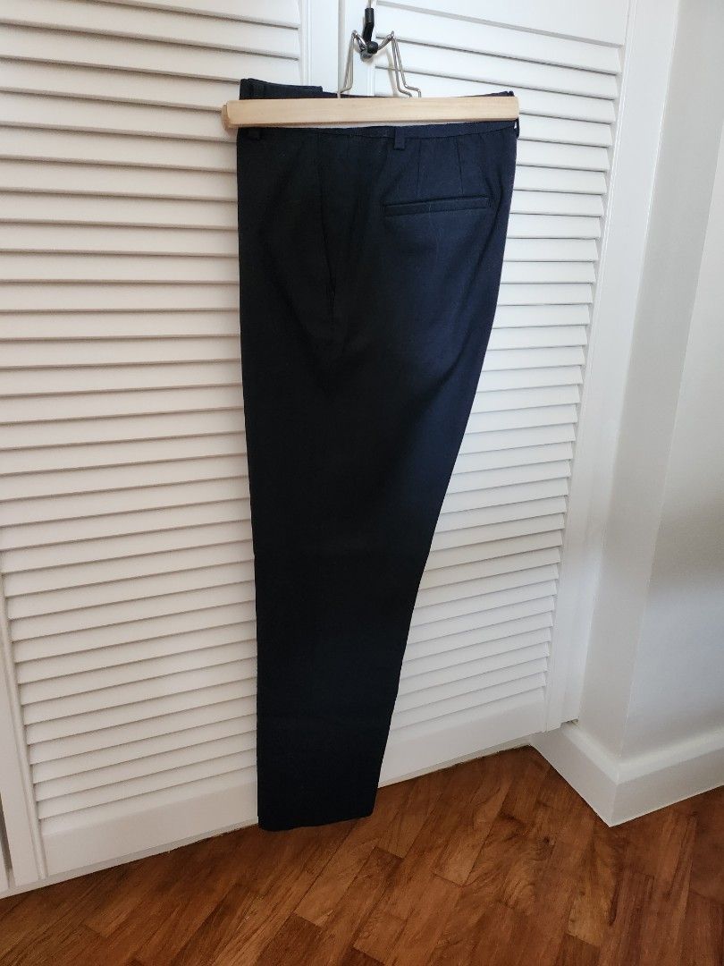 Uniqlo EZY Ankle Pants (Category: Other Bottoms) located in Makati City. Submitted by catfs (Listing ID 1307756896, Image 3). Description: size medium, worn once All sales are final. No returns or exchanges will be entertained..