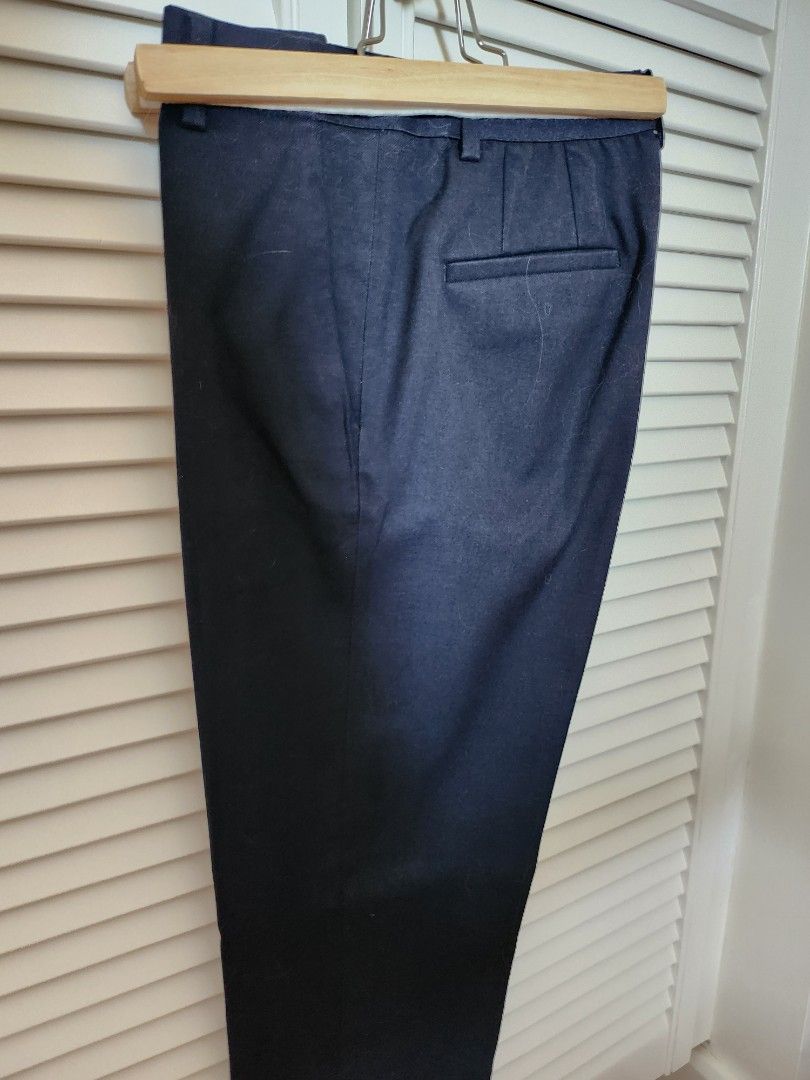 Uniqlo EZY Ankle Pants (Category: Other Bottoms) located in Makati City. Submitted by catfs (Listing ID 1307756896, Image 2). Description: size medium, worn once All sales are final. No returns or exchanges will be entertained..