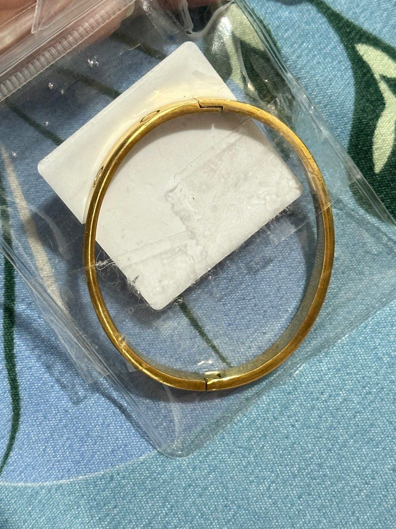 16cm bangle (Category: Bracelets) located in Taguig. Submitted by triaa_ (Listing ID 1311819304, Image 1). Description: HIGH quality SS bangle, super close to orig gold. Pm for more pics. Good pang alternate sa orig, non tarnish pang everyday wear. Promise super hawig sa orig di aakalain na ss siya. Rfs: not my size.
