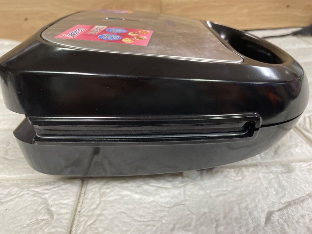 Astron sm-400 sandwich maker 4 in 1 (Category: Breadmakers) located in Pasay City. Submitted by enrico_appliances (Listing ID 1311785164, Image 2). Description: mint condition 220 volts minor scratches.