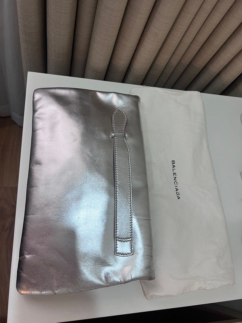 Authentic Balenciaga Metallic Silver Giant Clutch (Category: Luxury Bags & Wallets) located in Quezon City. Submitted by Jessjess19 (Listing ID 1311742324, Image 2). Description: With dustbag.
