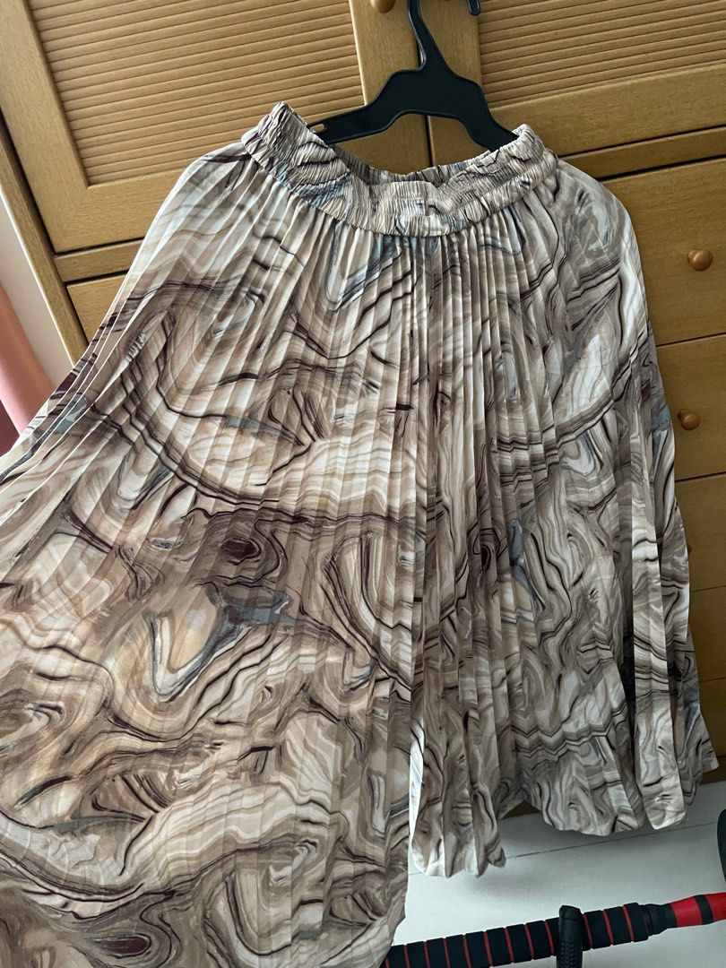 Bangkok pleated wide leg pants (Category: Other Bottoms) located in Quezon City. Submitted by vee222 (Listing ID 1311770431, Image 3). Description: .