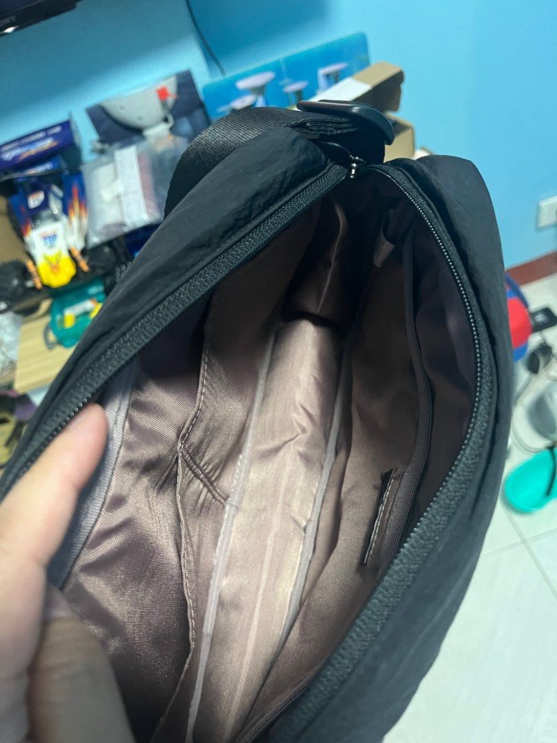 Black sling bag (Category: Cross-body Bags) located in Angono. Submitted by buditha (Listing ID 1310154244, Image 3). Description: Good as new .