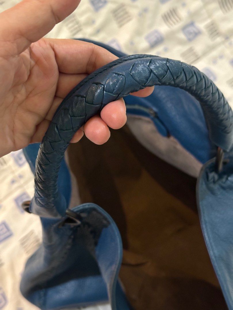 Authentic Bottega Veneta Cervo tote bag (Category: Luxury Bags & Wallets) located in Paranaque City. Submitted by lovebrand (Listing ID 1311870890, Image 3). Description: Like new 💯 Authentic With dustbag Fits laptop.