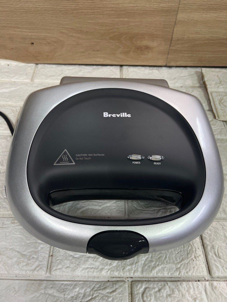 Breville 2 Slice Bread Toaster (Category: Breadmakers) located in Pasay City. Submitted by enrico_appliances (Listing ID 1311782153, Image 2). Description: 2 Slice Toaster 220v ready to use with box and manual NOTE: slight damage.