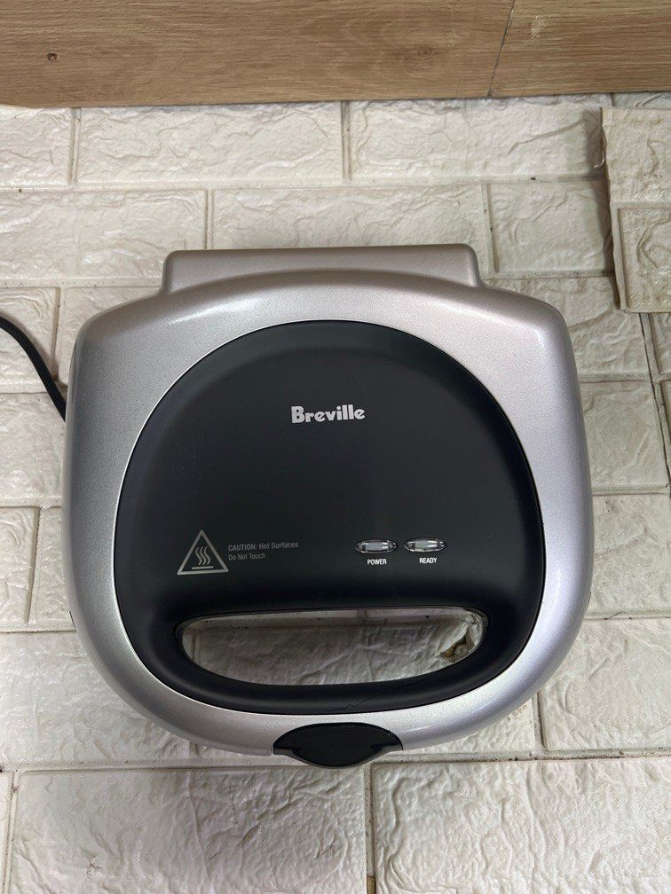 Breville 2 Slice Bread Toaster (Category: Breadmakers) located in Pasay City. Submitted by enrico_appliances (Listing ID 1311782153, Image 1). Description: 2 Slice Toaster 220v ready to use with box and manual NOTE: slight damage.