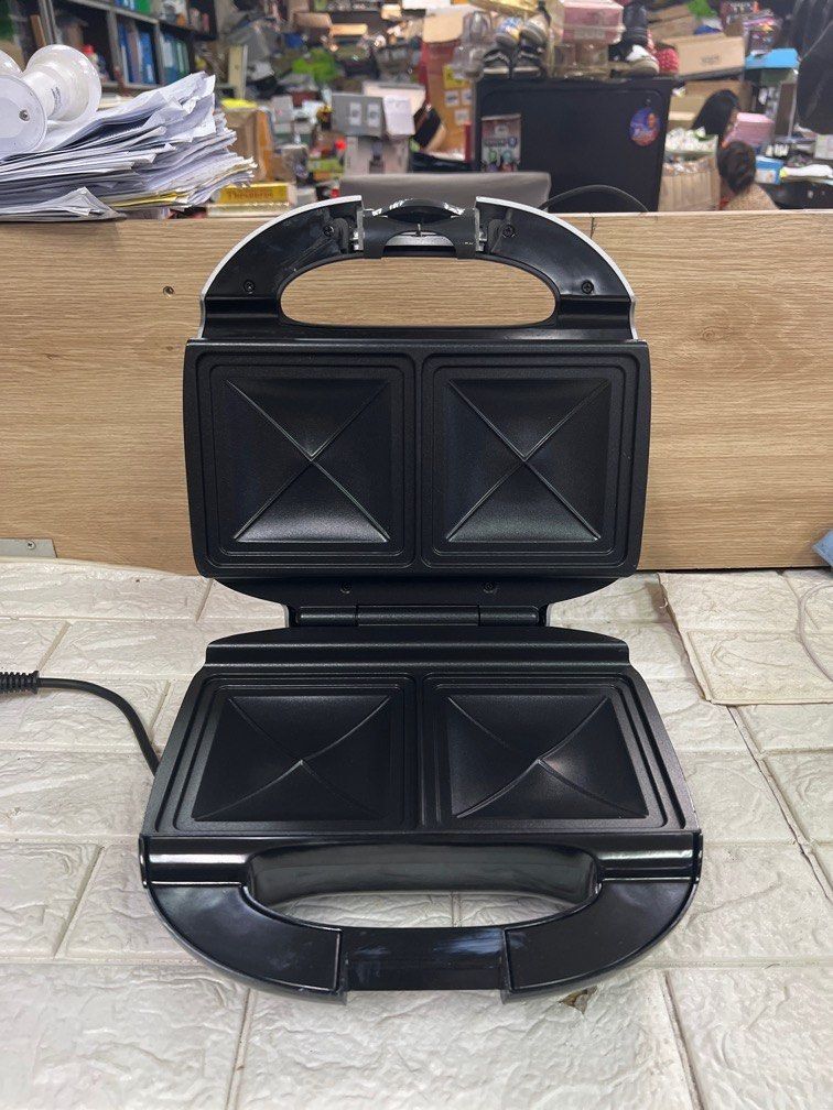 Breville 2 Slice Bread Toaster (Category: Breadmakers) located in Pasay City. Submitted by enrico_appliances (Listing ID 1311782153, Image 3). Description: 2 Slice Toaster 220v ready to use with box and manual NOTE: slight damage.