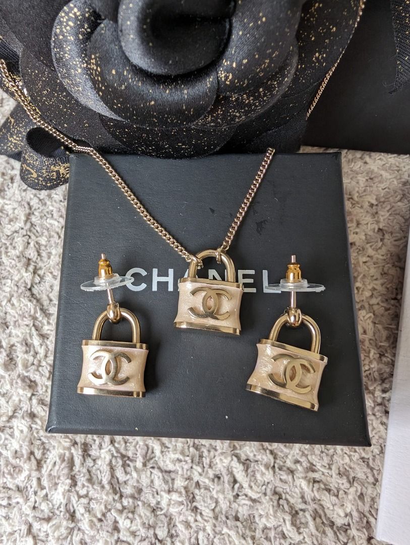 Chanel CC B18P logo Pink Iridescent Padlock earrings necklace set