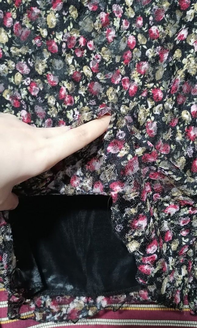 Floral lace long sleeves (Category: Longsleeves) located in Manila. Submitted by declutzz.4u (Listing ID 1311816020, Image 3). Description: Ukay - manage your expectations lace with inner lining B-34,L-23.