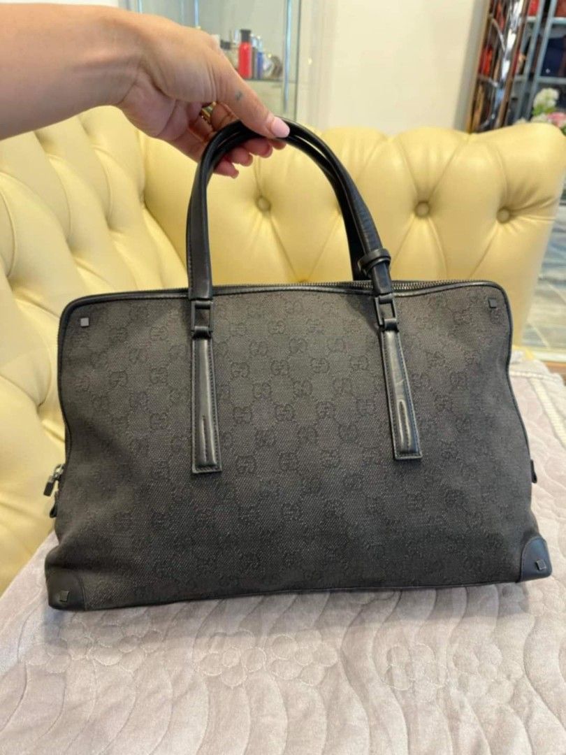 Gucci laptop bag/handbag (Category: Luxury Bags & Wallets) located in Butuan. Submitted by jen_pre (Listing ID 1311785344, Image 1). Description: .