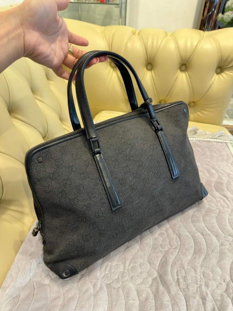 Gucci laptop bag/handbag (Category: Luxury Bags & Wallets) located in Butuan. Submitted by jen_pre (Listing ID 1311785344, Image 2). Description: .