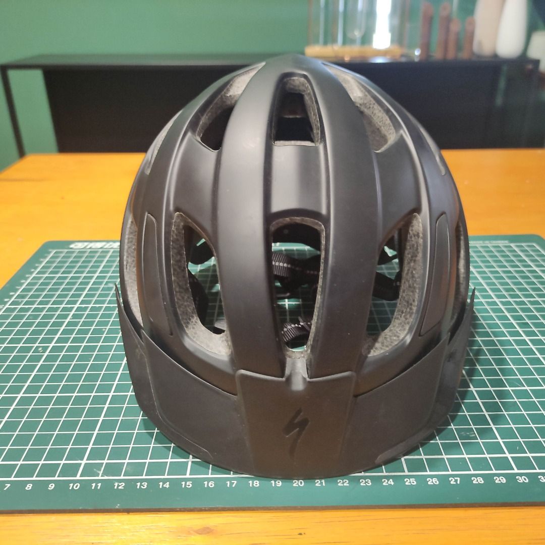 Specialized Centro Helmet 54-62cm / cycling, bicycle, non-MIPS (Category: Parts & Accessories) located in Singapore. Submitted by nws-nws (Listing ID 1311826813, Image 3). Description: Please click on ⬇️ 'Read more'⬇️ for all the information as I am unable to reply to all messages that are sent to me. ---- For Sale, No trades Size:54 - 62cm Comes with a detachable visor There some scratches, see the last 2 image for reference Deal at Lavender MRT