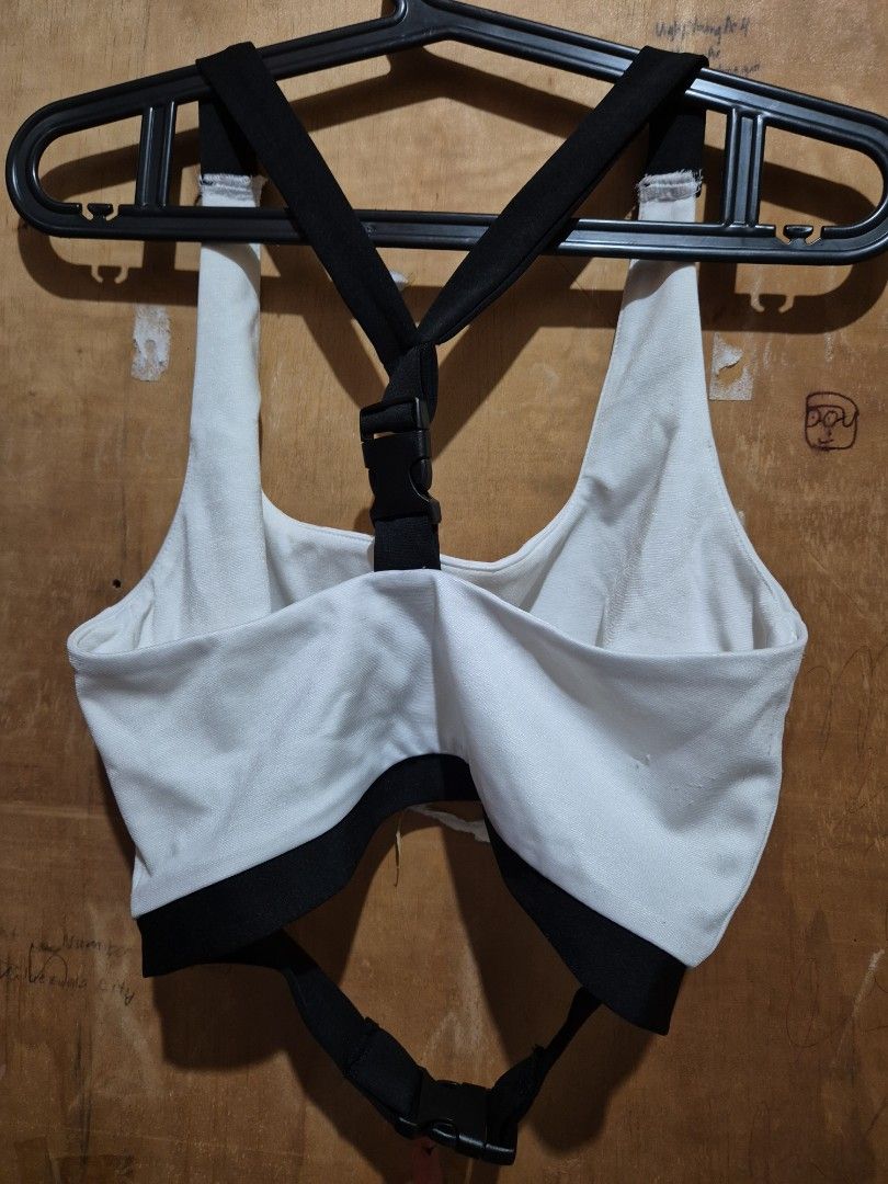I am Gia Crop Top (Category: Activewear) located in Valenzuela. Submitted by randomlyn (Listing ID 1311821381, Image 2). Description: no flaws will fit bust size 36 medium on tag rfs: decluttering negotiable, just make an offer.