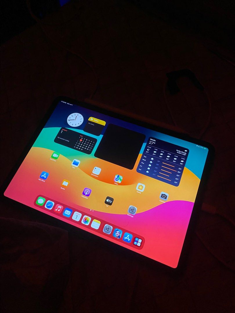 iPad Pro 11” 256GB 2018 (Category: iPad) located in Manila. Submitted by notwithstanding (Listing ID 1311880454, Image 1). Description: READ, READ: No last price, No Swap Long lasting pa batterh With Apple Pencil free Truetone working, face id working No dents also Inclusions: Box, Case.