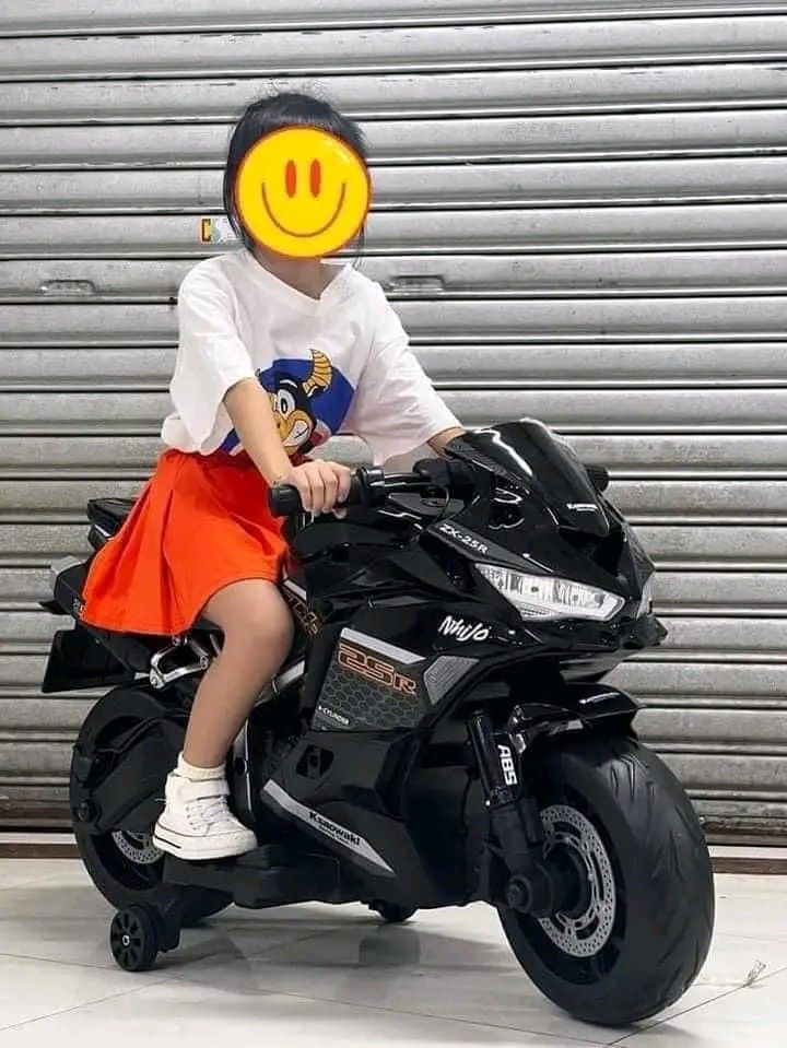 NEW ZX 25R NINJA (handdriven) (Category: Motorbikes for Sale) located in Manila. Submitted by minidivisoria (Listing ID 1311907369, Image 1). Description: NEW ZX-25R NiNJA (hand driven) 6000 Rubber tire leather seat W/usb/mp3/ 1-8y/0 big size motor Metallic balck / blue green pink gray 5color.