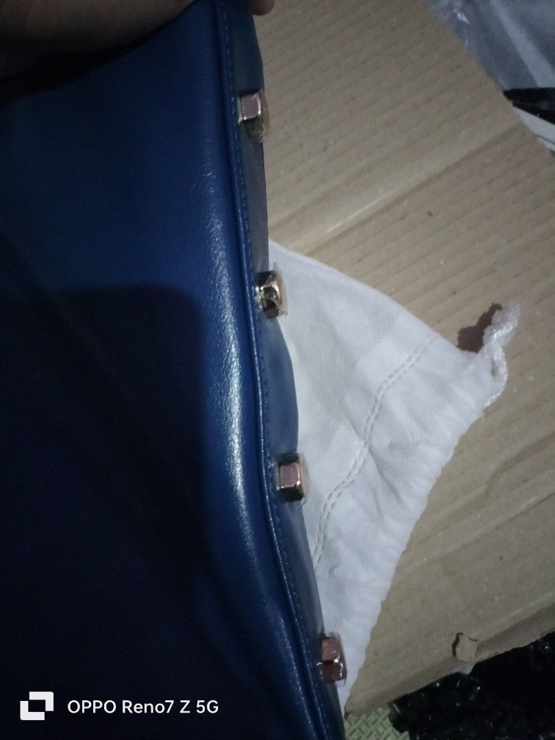 Preloved rebecca minkoff 2 way bag with dust bag (Category: Cross-body Bags) located in Paranaque City. Submitted by catherinecabanganan3604 (Listing ID 1311753996, Image 2). Description: bago pa saka hardware bago din nakaplastic pa yung paa korea preloved bags payment first..