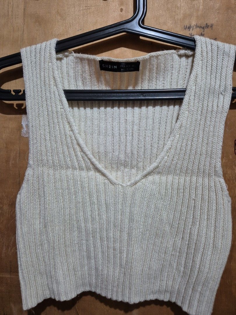 Shein Vest Crop Top (Category: Blouses) located in Valenzuela. Submitted by randomlyn (Listing ID 1311822342, Image 1). Description: cream color has unnoticeable whole on left sleeve.