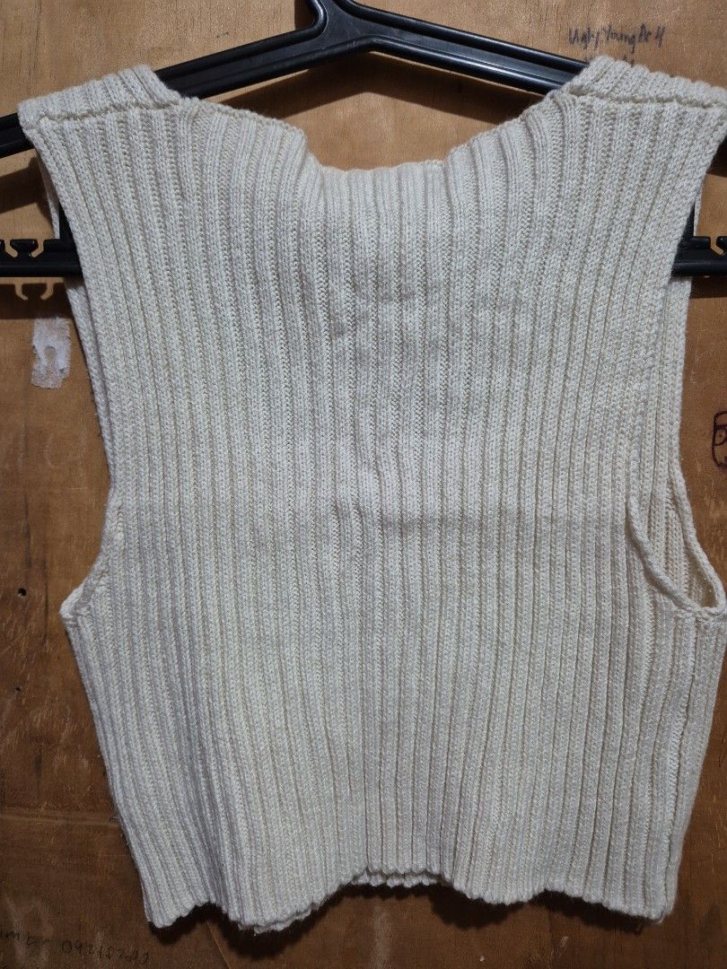 Shein Vest Crop Top (Category: Blouses) located in Valenzuela. Submitted by randomlyn (Listing ID 1311822342, Image 2). Description: cream color has unnoticeable whole on left sleeve.