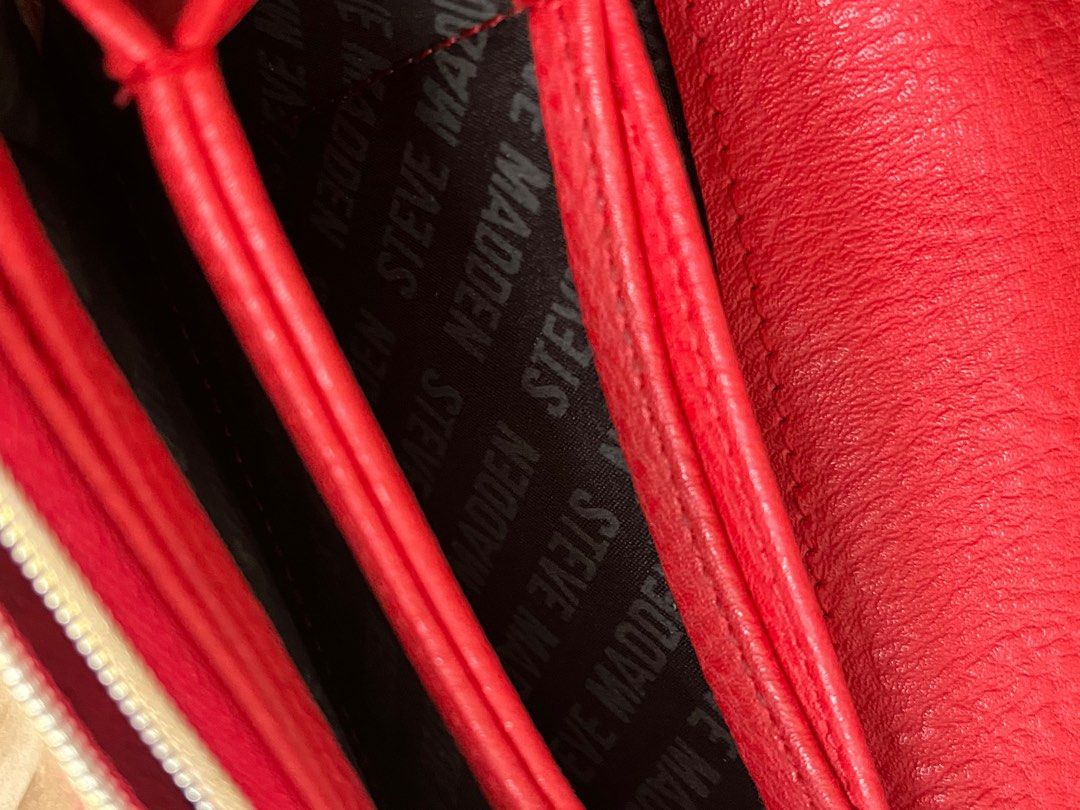 Steve Madden Red Accordion Wallet (Category: Luxury Bags & Wallets) located in Quezon City. Submitted by deyaaang (Listing ID 1311762394, Image 3). Description: Only needs cleaning..