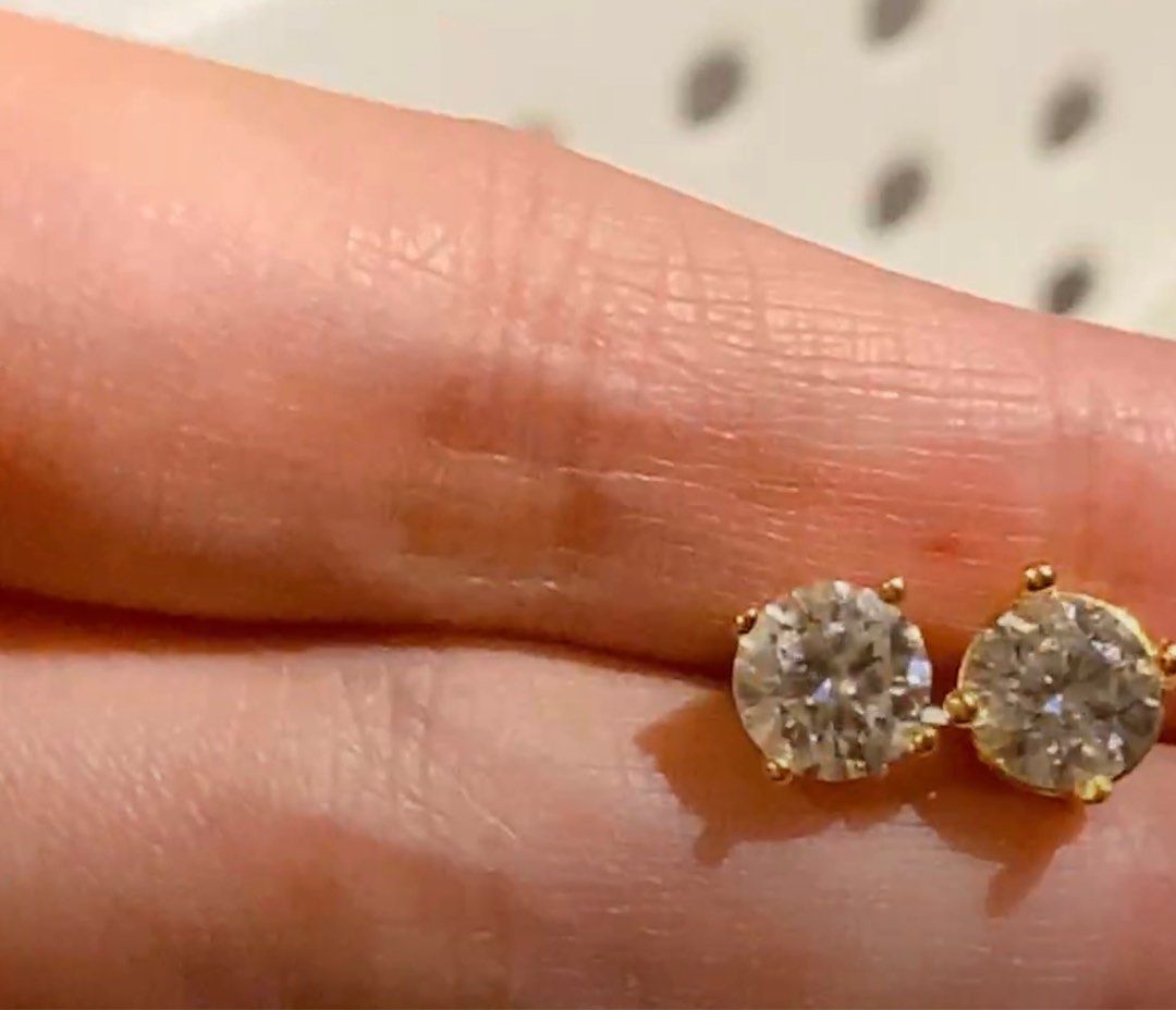 18k yellow gold round moissanite stud 2ct pawnable (Category: Earrings) located in Pasay City. Submitted by practicalmomhere (Listing ID 1313551586, Image 2). Description: 18k yellow gold round moissanite without pakaw Cod pik up or shapi chekout .