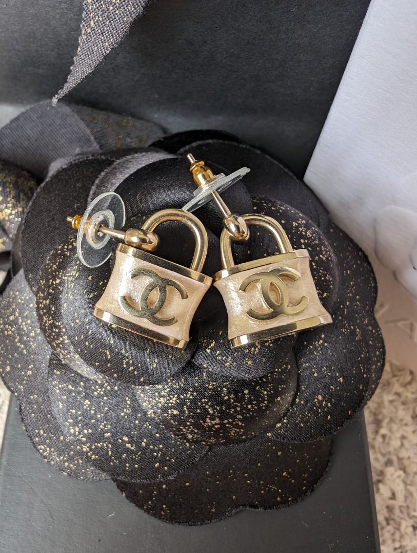 Chanel CC B18P Logo Iridescent Pink Padlock Enamel Earrings RARE box
