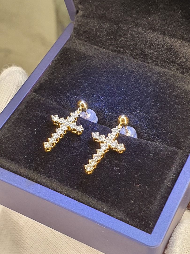 Diamond cross earrings (Category: Earrings) located in Santa Rosa. Submitted by pb_reg (Listing ID 1313457581, Image 3). Description: Diamond Cross Earrings approx 1.9grams 0.640 tcw carat diamond 18k yellow gold hongkong setting.