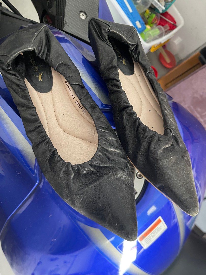 Flatshoes kulit, Fesyen Wanita, Sepatu di Carousell