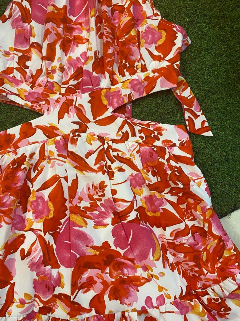 Floral cut out dress (Category: Dresses) located in Mandaluyong City. Submitted by patty0716 (Listing ID 1313429337, Image 2). Description: Best fit S-M With tags.
