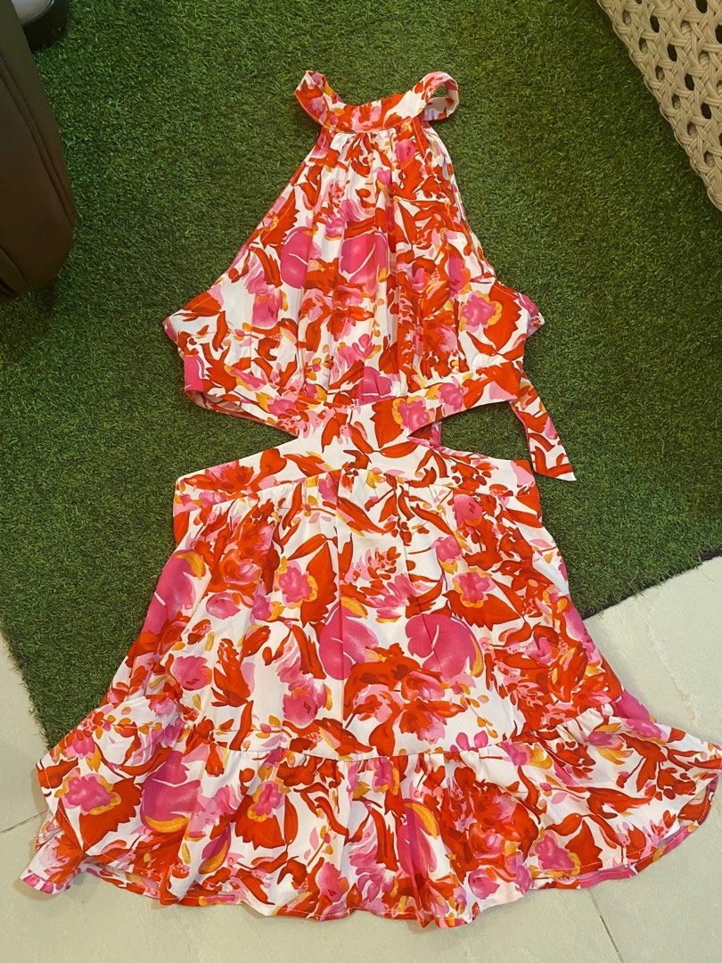Floral cut out dress (Category: Dresses) located in Mandaluyong City. Submitted by patty0716 (Listing ID 1313429337, Image 1). Description: Best fit S-M With tags.