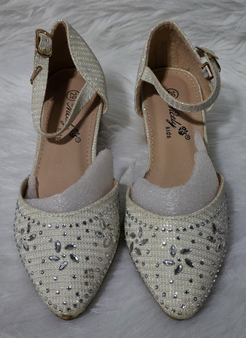 Kids White Sandals with Heels (Category: Babies & Kids Fashion) located in Tabaco. Submitted by etceterashop (Listing ID 1313516884, Image 1). Description: Kids Sandals with heels Color: Glittered white Size: 29 Used once only.