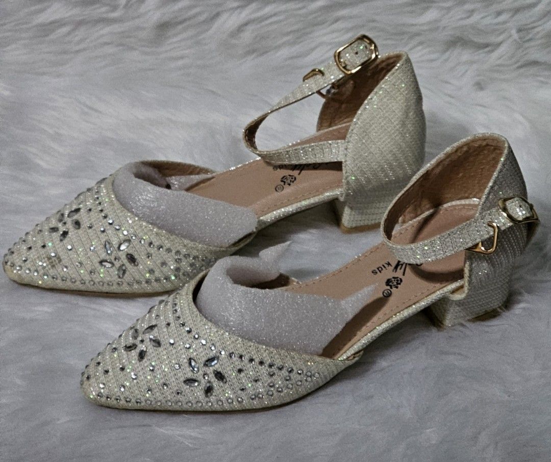 Kids White Sandals with Heels (Category: Babies & Kids Fashion) located in Tabaco. Submitted by etceterashop (Listing ID 1313516884, Image 2). Description: Kids Sandals with heels Color: Glittered white Size: 29 Used once only.