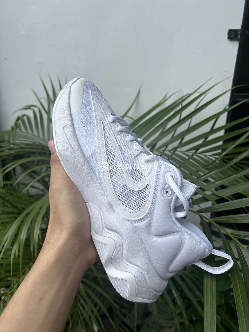 Triple white 3. store