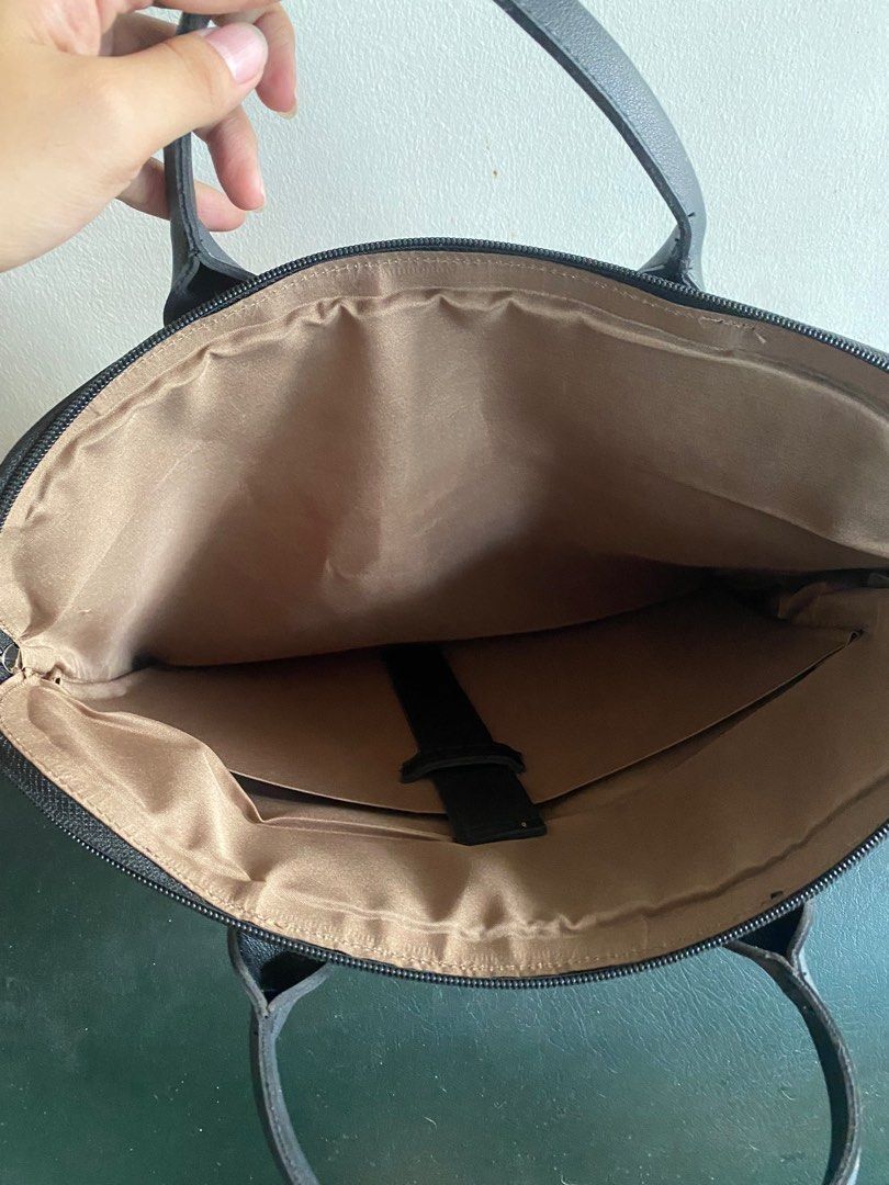 Parisian Laptop/Ipad Bag (Category: Laptop Bags & Sleeves) located in Makati City. Submitted by etrastrinai (Listing ID 1313488459, Image 2). Description: Brand new Parisian bag 12 in x 8 in still negotiable.
