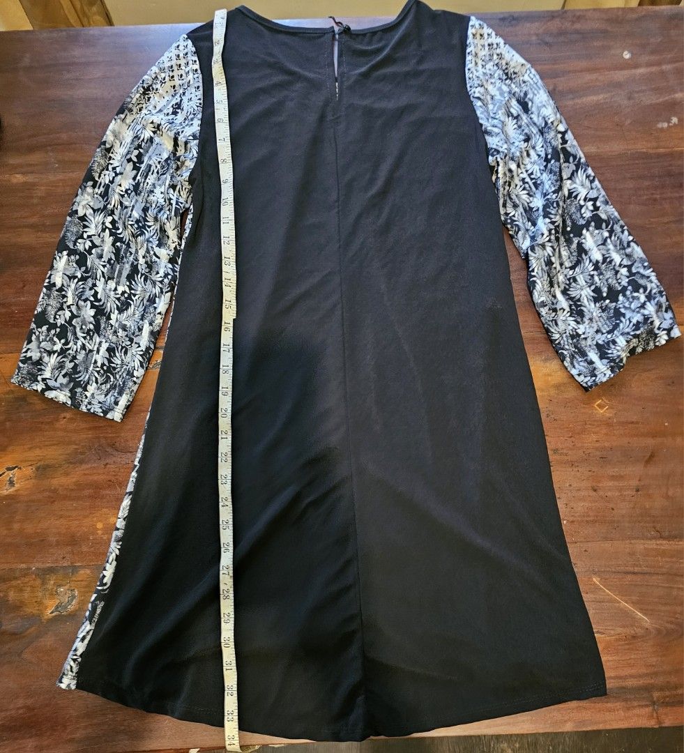 Polyester-Spandex Blend A line cut dress (Category: Dresses) located in Bulacan. Submitted by mrst27 (Listing ID 1313424761, Image 2). Description: Issue: restitching on the thread lock at the back of the dress. Over all, very good used condition pa. Color and print very good. See pictures for measurement reference. * Payment first via gcash * Seller is from Bulacan, SF will be shouldered by the buyer. * Shipping via JnT within 2 days after payme
