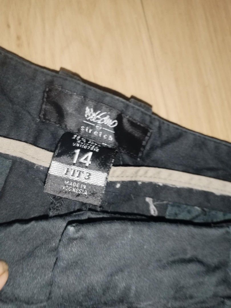 PRELOVED MOSSIMO SHORT (Category: Shorts) located in Valenzuela. Submitted by prettyjhoza_23 (Listing ID 1313561275, Image 3). Description: preloved used but not abused authentic may tastas lang un s tupi s ilalim but all good size 14=34- 35.