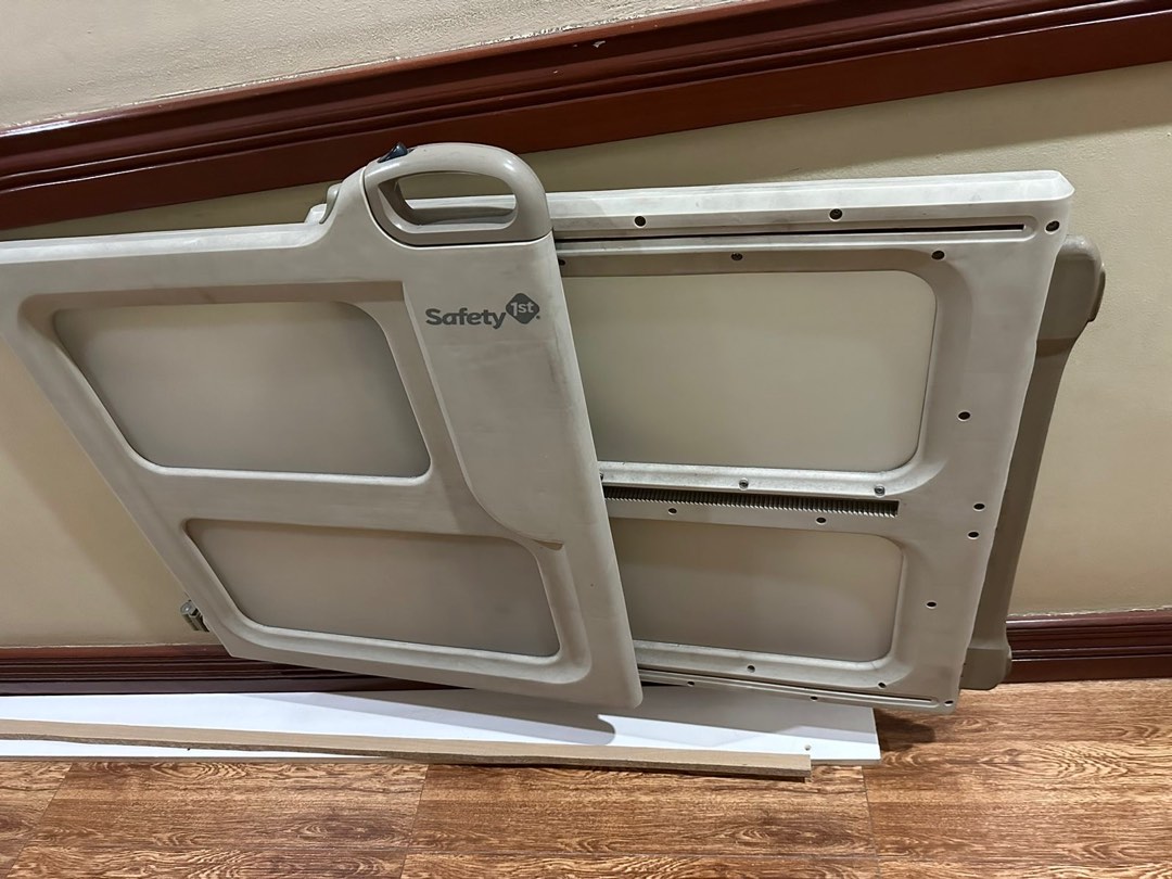 Safety First Baby Gate / Fence / Pet Gate, Babies & Kids, Baby