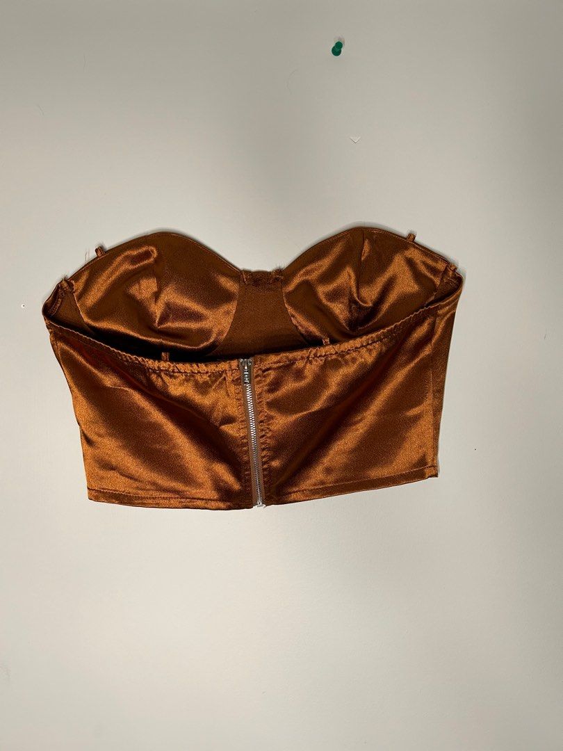 Strapless corset style sweetheart neck line crop top (Category: Clothes) located in Toronto. Submitted by venya260 (Listing ID 1313459772, Image 3). Description: Brand: SHEIN Size: US S Colour: Copper Clothing Blend: 100% polyester Condition: Like New Place to put in straps if wanted .