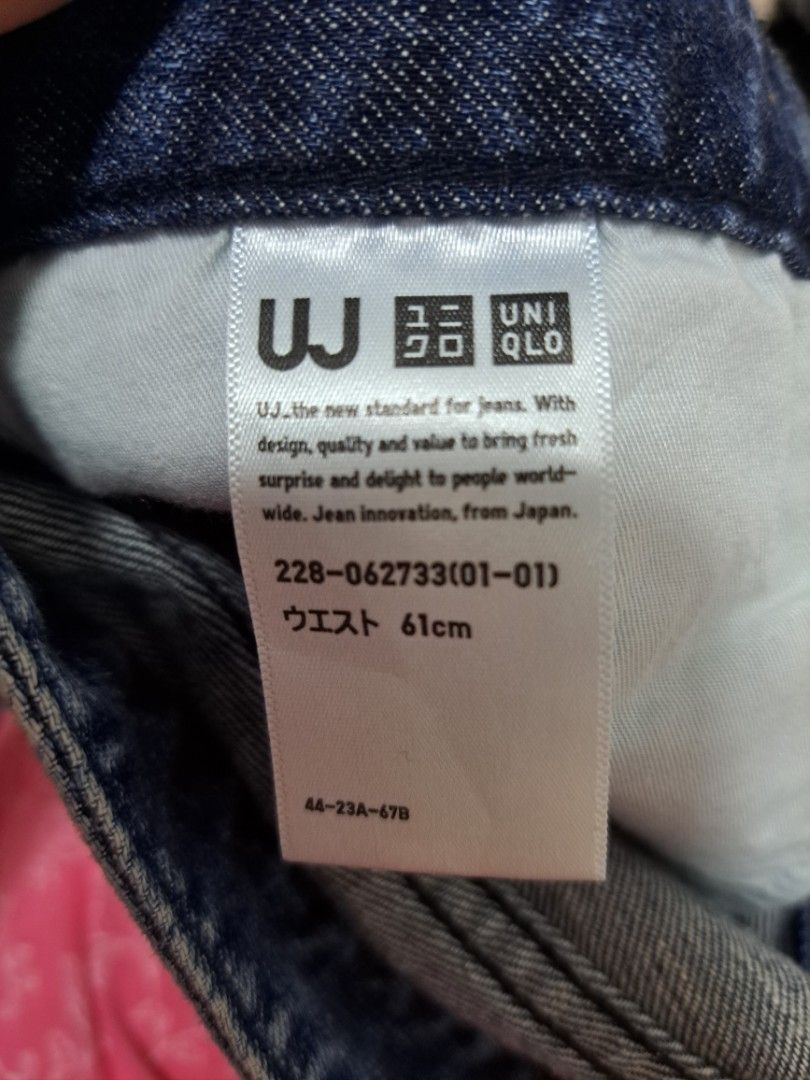 Uniqlo denim skirt (Category: Skirts) located in Pila. Submitted by impulsivekayli (Listing ID 1313557034, Image 2). Description: size : 29 to 30 length : 15 pm for more detailed pics🎀.
