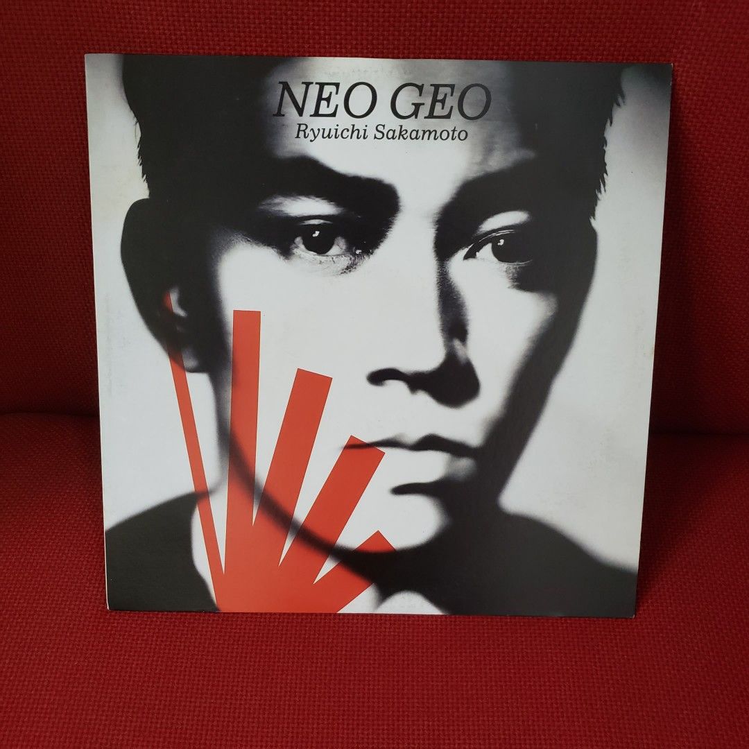 絕版黑膠： 1987年版 NEO GEO Ryuichi Sakamoto 坂本龍一 KF019 （分類：日系周邊）位於 Hong Kong。 由 goodkck 提交（商品編號 1313677322，圖片 1）。簡介： 實物拍攝, 碟的外觀約90%新, 整體很新淨 可選銀行轉帳/FPS / Payme 付款 郵寄掛號或順豐到付，面交只限MTR屯門站 還想看更多： https://carousell.app.link/IOXIrg3ynrb。