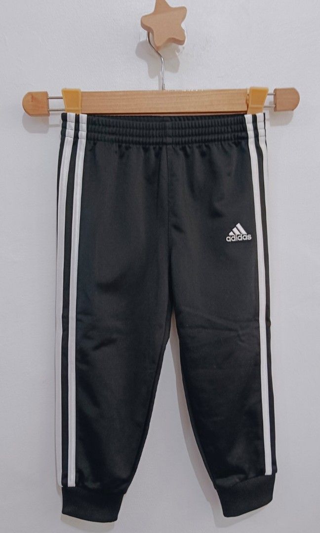 Adidas sweatsuit for kids (Category: Babies & Kids Fashion) located in Manila. Submitted by michaelmjleonen (Listing ID 1313706389, Image 3). Description: adidas sweatsuit with minimal run right arm (sumabit lng sa wire).