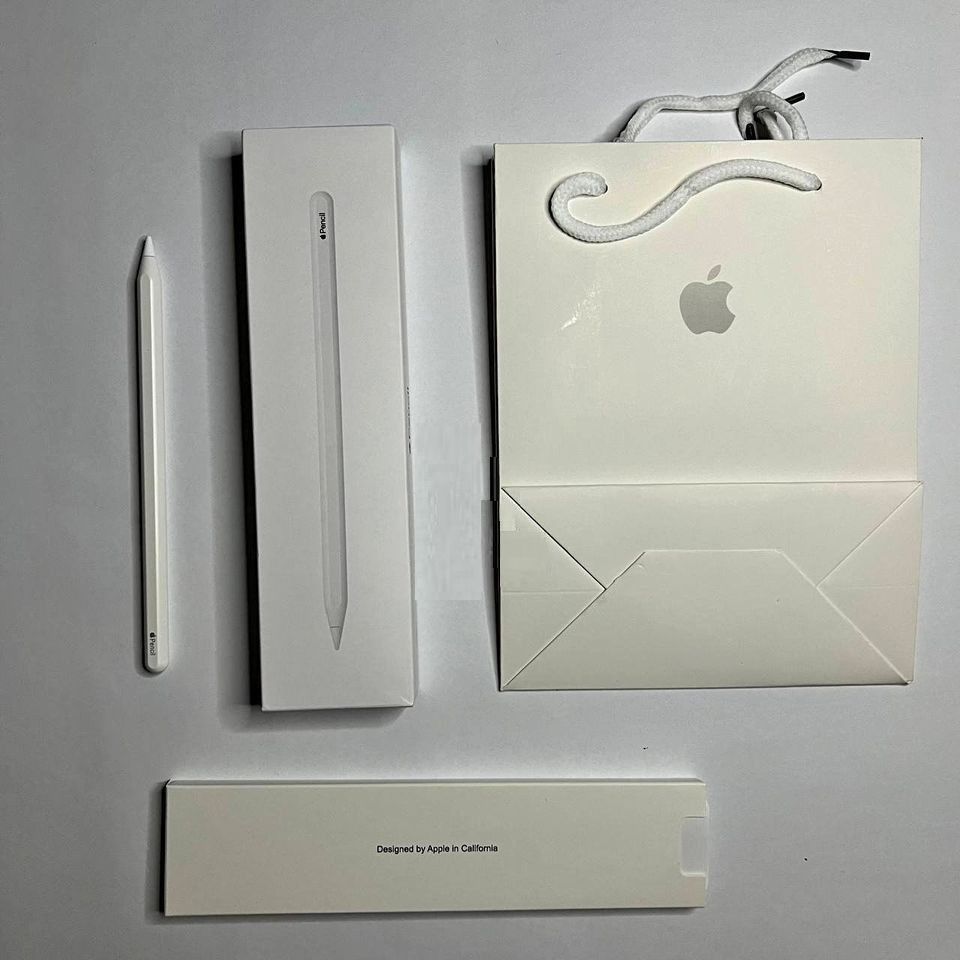 Apple Pencil | USB-C | 2nd Generation | 1st Generation (Category: iPad) located in Manila. Submitted by chinito191983 (Listing ID 1313077345, Image 3). Description: 𝐀𝐩𝐩𝐥𝐞 𝐏𝐞𝐧𝐜𝐢𝐥 𝐔𝐒𝐁-𝐂 • Low latency for smooth marking on your screen. • Tilt Sensitivity. • Display Battery Percentage. • Palm Rejection. • Supports Scribble. • Support Quick Screen Capture. • USC Port. • Battery Life is about 6-8 Hours. 𝐂𝐨𝐦𝐩𝐚𝐭𝐢𝐛𝐢𝐥𝐢𝐭𝐲 𝐨𝐟 𝐔