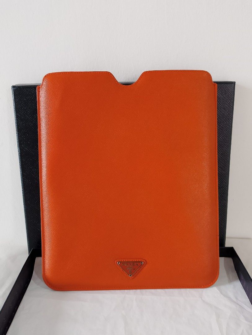 希少美品　プラダ　iPad用ケース　レッド　レザー　サフィアーノ　箱付 希少美品 プラダ iPad用ケース レッド レザー サフィアーノ 箱付