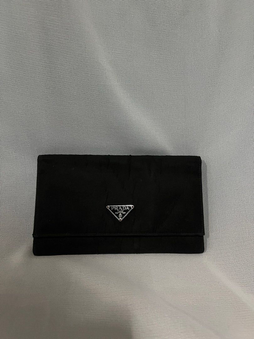 Authentic Prada Nylon Wallet (Category: Luxury Bags & Wallets) located in Trece Martires City. Submitted by imwelllovedvintage (Listing ID 1313633419, Image 1). Description: ❗️No return, no exchange unless proven fake by professional authenticators❗️ Authentic Prada Nylon Long Wallet •may konting gusot but barely noticeable •may konting restitch sa card holder •nice pa sa loob •natanggal na black enamel sa letter D •overall good conditon 7/10 ❌LO