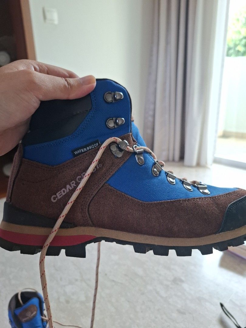 Cedar boots shop