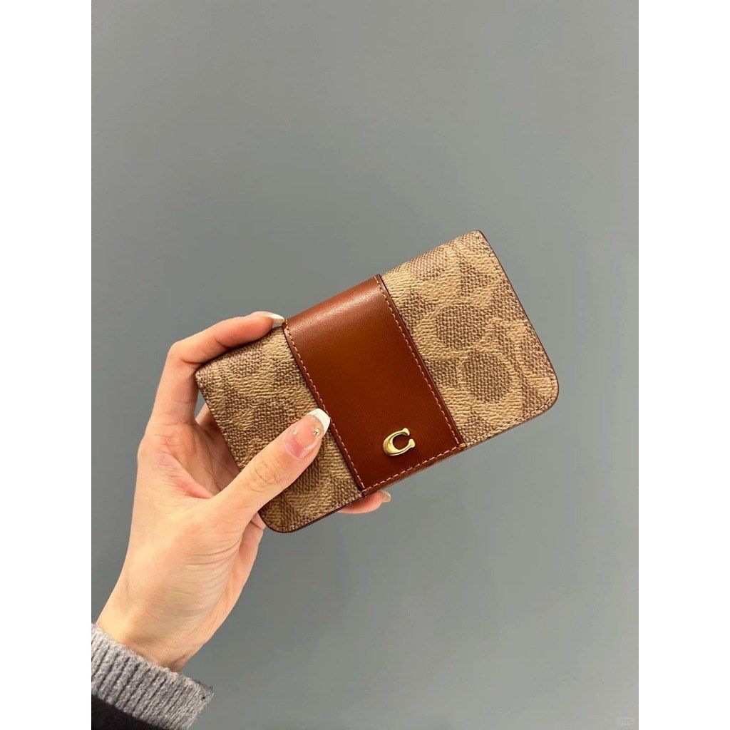 Coach slim cardcase/coin purse (Category: Luxury Bags & Wallets) located in Las Pinas. Submitted by yhn_boutique (Listing ID 1313621556, Image 3). Description: 📌Actual pic posted 📌cod via lalamove/ grab 📌J&T pay today ship today 📌 complete inclusions .