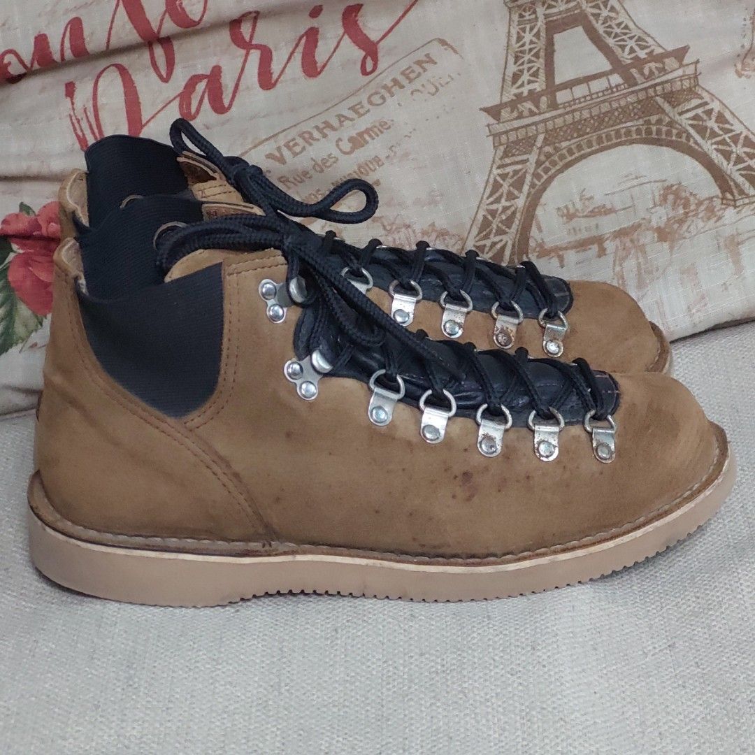 Danner stomptown vertigo (Category: Boots) located in Santa Rosa. Submitted by roycerocus (Listing ID 1313632186, Image 3). Description: minor heeldrags only at parang may konting dot na black sa leather overall maganda pa po.