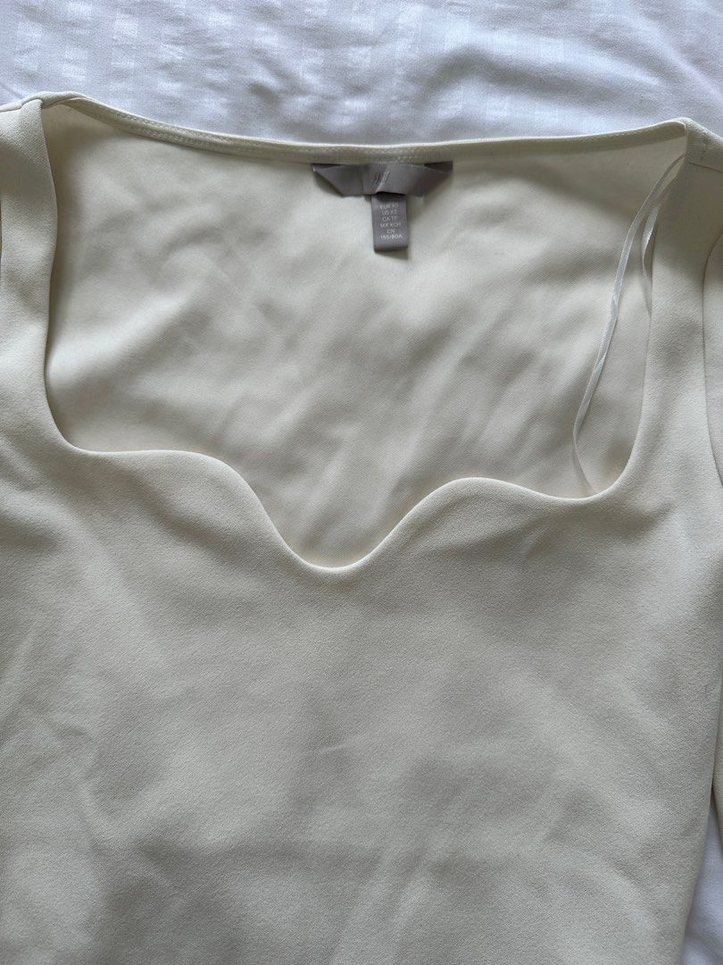 HM White Top (Category: Blouses) located in Pasig City. Submitted by secondbase_ (Listing ID 1313670859, Image 2). Description: Only used once! Very classy when worn. Color: Off white/Cream Size: XS can fit up to Small.