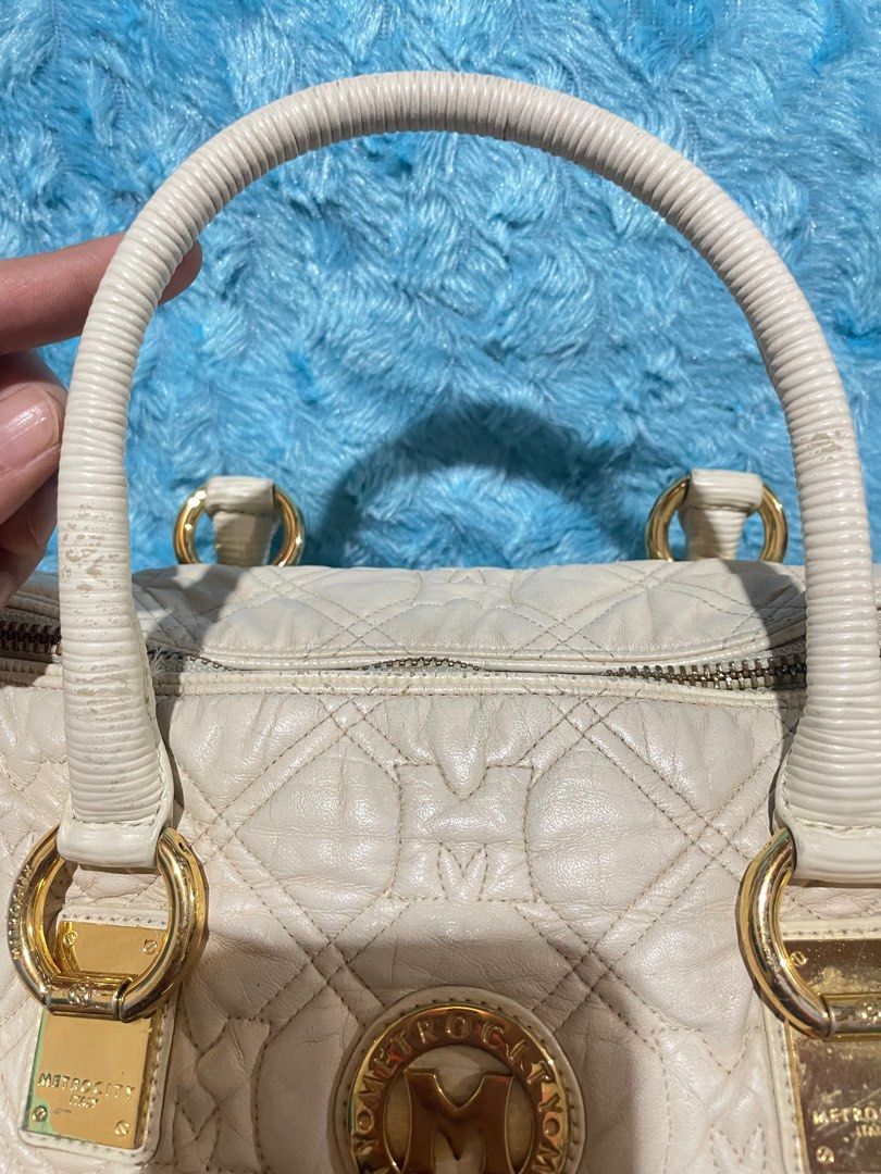 Metrocity doctor’s bag (Category: Luxury Bags & Wallets) located in Pasay City. Submitted by hearty12 (Listing ID 1313785474, Image 2). Description: For sale: With rubs and fading metal hardware. Length- 10 inches Height- 7 inches.